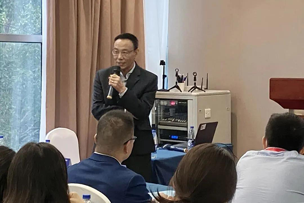 图6-k8凯发国际药代动力学及生物分析部副总裁万宏博士主持Panel讨论会.png